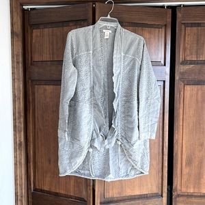 Sundance 100% cotton light gray tonal embroidered kimono.